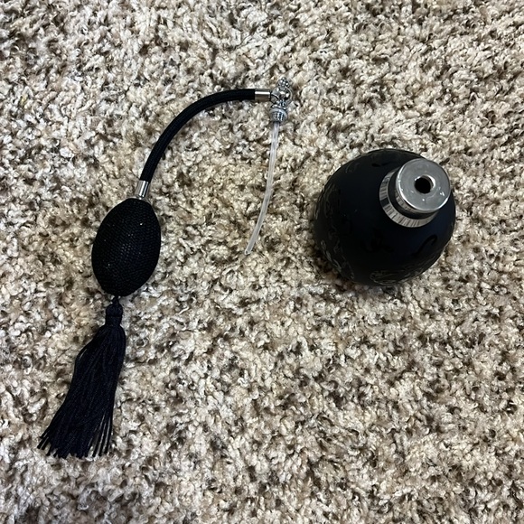 Elegant Black Perfume Atomizer with Tassel - Picture 3 of 6